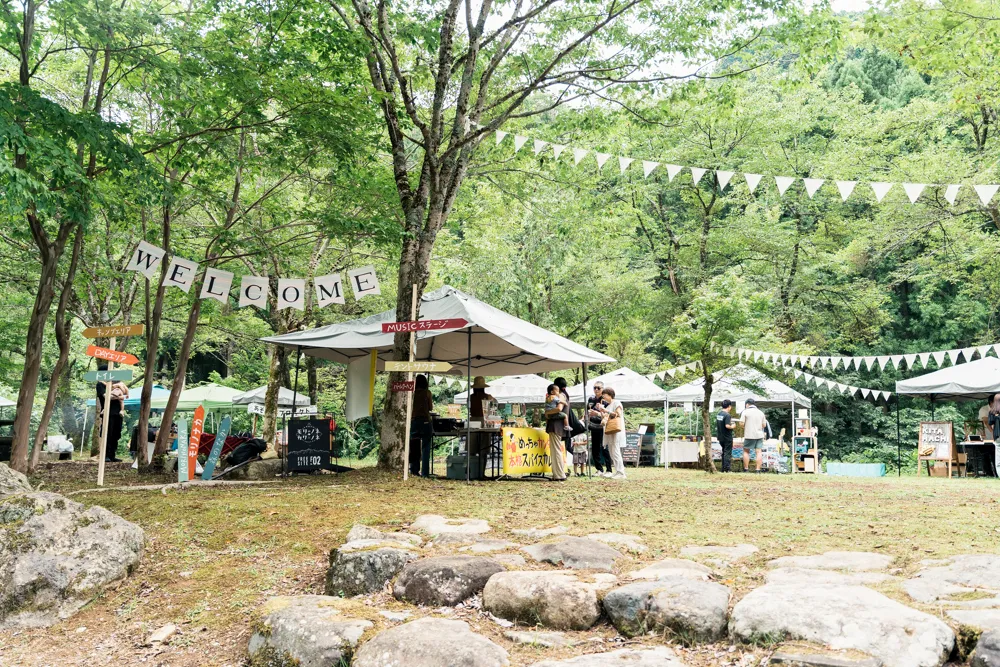 トモフェス森のなか